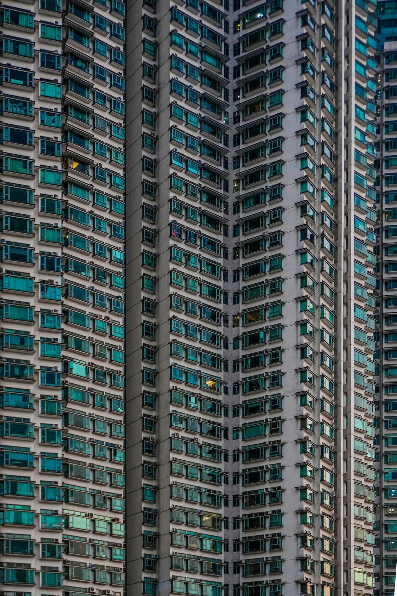 Bir apartmanın cephesinde düzenli pencere dizisi